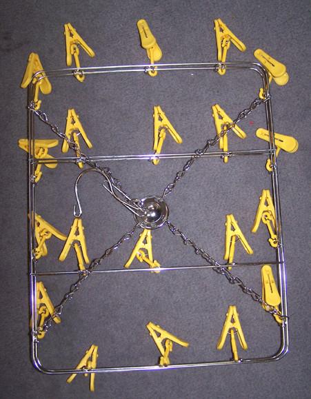 METAL HANGING DISPLAY RACK WITH 20 PLASTIC CLIPS